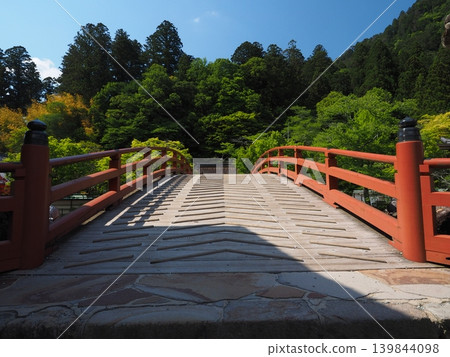 A moment where history and the four seasons intersect. Cross the vermilion bridge and enter the tranquility of Nyōnin Kōya. A moment where history and the four seasons intersect. Cross the vermilion bridge and enter the tranquility of Nyōnin Kōya. 139844098
