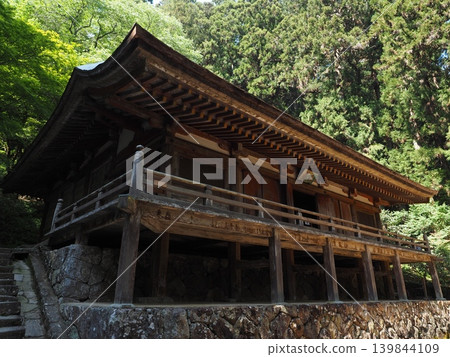 A treasure that tells the history of the Women's Koyasan. A solemn wooden building illuminated by the soft sunlight of early summer. A treasure that tells the history of the Women's Koyasan. A solemn wooden building illuminated by the soft sunlight of early summer. 139844109