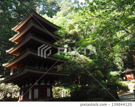 A crimson rhythm that weaves time. The solemn mountain scenery of Nyōnin Kōya, blending with the abundant nature. 139844120