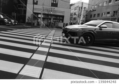 交叉路口的車 交叉路口的車 139844248
