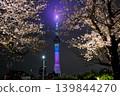 東京晴空塔和墨田公園的夜色櫻花 139844270
