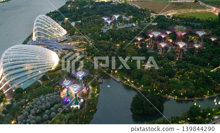 從濱海灣金沙酒店眺望日落時分的濱海灣花園全景。 從濱海灣金沙酒店眺望日落時分的濱海灣花園全景。 139844290