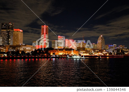 從神奈川縣大棧橋碼頭眺望橫濱港的夜景 從神奈川縣大棧橋碼頭眺望橫濱港的夜景 139844346