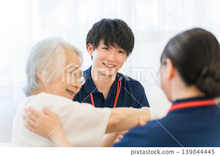 接受復健治療的老年婦女和護理人員、男性和女性職能治療師工作人員 接受復健治療的老年婦女和護理人員、男性和女性職能治療師工作人員 139844445