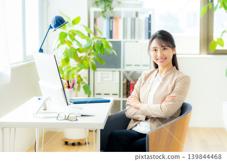 在辦公室工作的女商人 139844468