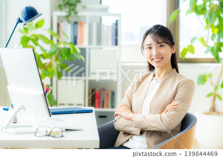 在辦公室工作的女商人 139844469