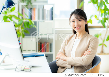 在辦公室工作的女商人 139844470