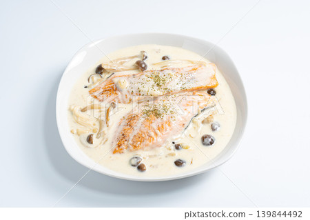 奶油鮭魚和蘑菇,放在白色背景上。 奶油鮭魚和蘑菇,放在白色背景上。 139844492