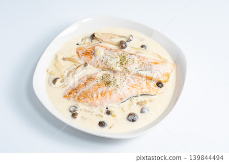 奶油鮭魚和蘑菇,放在白色背景上。 奶油鮭魚和蘑菇,放在白色背景上。 139844494