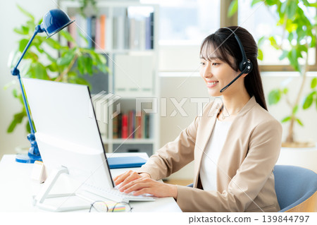 在辦公室工作的女性操作員 在辦公室工作的女性操作員 139844797