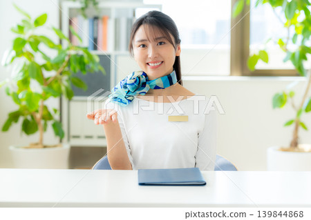 身穿制服的前台接待員 身穿制服的前台接待員 139844868