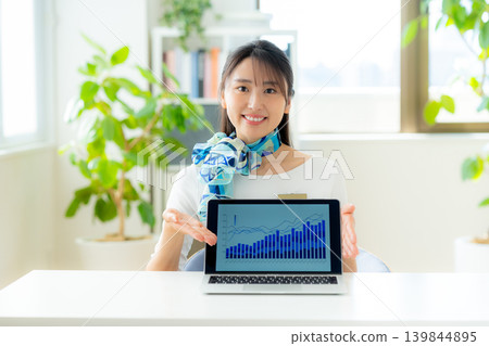 身穿制服的前台接待員 身穿制服的前台接待員 139844895