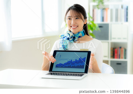 身穿制服的前台接待員 139844896