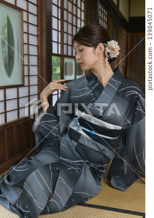 浴衣的一名年輕女子 浴衣的一名年輕女子 139845071