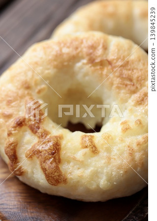 用米粉製成的酥脆耐嚼的起司貝果 用米粉製成的酥脆耐嚼的起司貝果 139845239