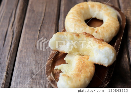 酥脆耐嚼的米粉起司貝果，撕成兩半 139845313