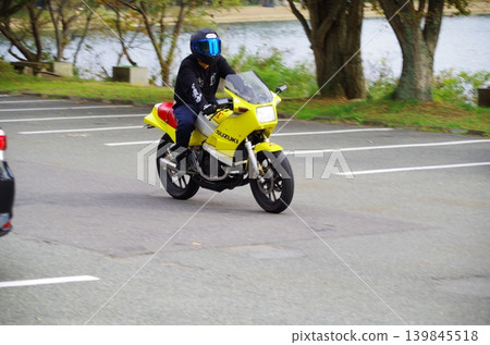在湖邊停車場 在湖邊停車場 139845518