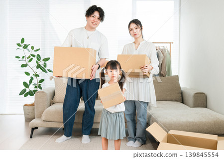 Moving work at home, packing, packing, transfer, young Asian men and women moving, couple, couple 139845554