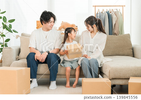 Moving work at home, packing, packing, transfer, young Asian men and women moving, couple, couple Moving work at home, packing, packing, transfer, young Asian men and women moving, couple, couple 139845556