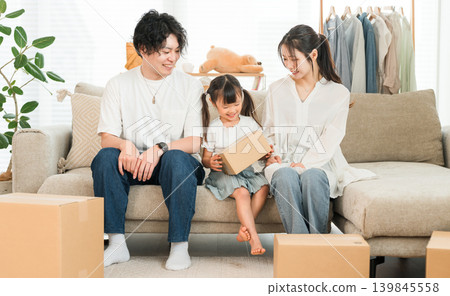 Moving work at home, packing, packing, transfer, young Asian men and women moving, couple, couple Moving work at home, packing, packing, transfer, young Asian men and women moving, couple, couple 139845558