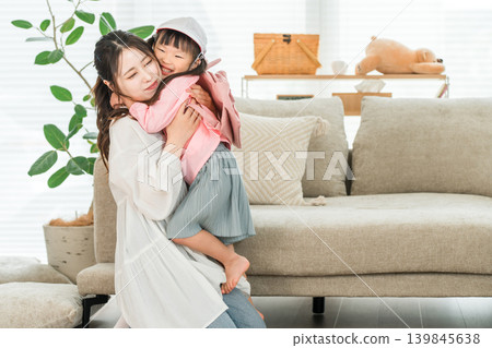 母女在客廳擁抱(親密接觸) 母女在客廳擁抱(親密接觸) 139845638
