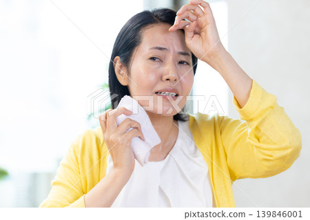 中年婦女因更年期症狀出現無法控制的出汗 中年婦女因更年期症狀出現無法控制的出汗 139846001