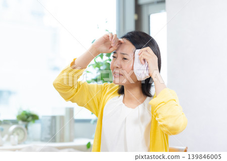 中年婦女因更年期症狀出現無法控制的出汗 139846005