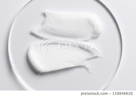 A sample of a cosmetic product. A moisturizing gel or shaving cream or body milk. 139846626