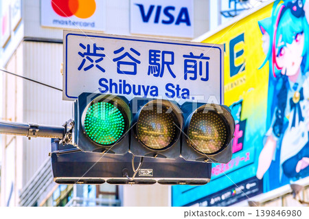 東京都市景觀的新視角。澀谷站和澀谷十字路口的交通號誌燈。 東京都市景觀的新視角。澀谷站和澀谷十字路口的交通號誌燈。 139846980