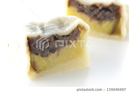 以白色背景拍攝的伊基納裡團子 以白色背景拍攝的伊基納裡團子 139846997