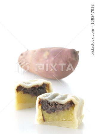 I photographed Ikinari Dango and sweet potatoes against a white background. 139847038