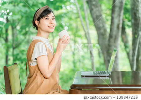 Workation, taking a break to work at a destination, a woman taking a rest (having tea, drinking) Workation, taking a break to work at a destination, a woman taking a rest (having tea, drinking) 139847219