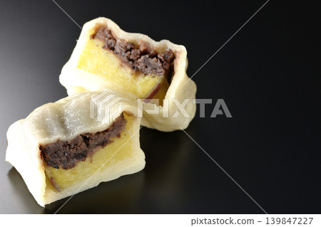 以黑色為背景的伊基納裡團子照片 以黑色為背景的伊基納裡團子照片 139847227
