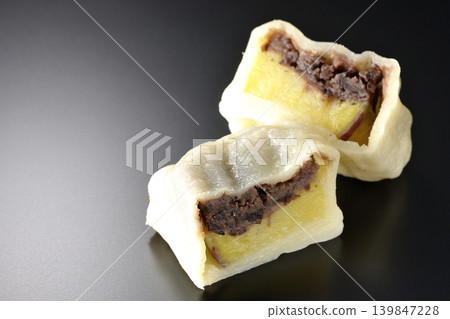 以黑色為背景的伊基納裡團子照片 以黑色為背景的伊基納裡團子照片 139847228