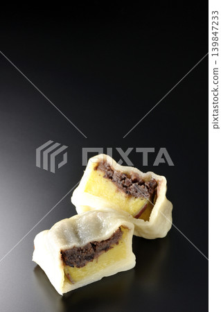 以黑色為背景的伊基納裡團子照片 以黑色為背景的伊基納裡團子照片 139847233