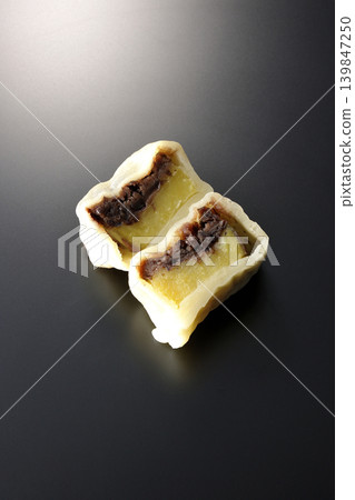 以黑色為背景的伊基納裡團子照片 139847250