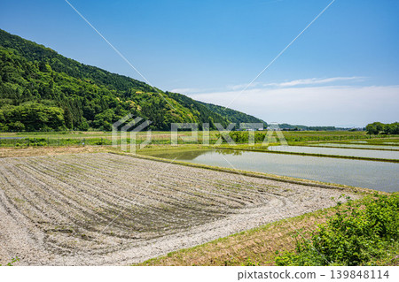 滋賀縣高島市牧野町奧琵琶湖寧靜的鄉村景色 滋賀縣高島市牧野町奧琵琶湖寧靜的鄉村景色 139848114