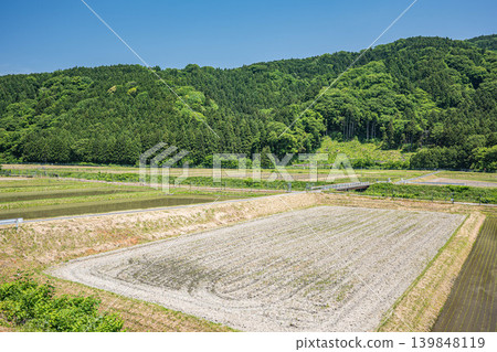 滋賀縣高島市牧野町奧琵琶湖寧靜的鄉村景色 滋賀縣高島市牧野町奧琵琶湖寧靜的鄉村景色 139848119