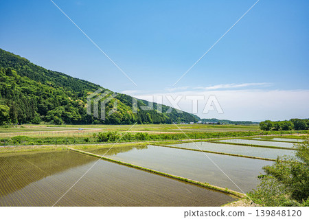 滋賀縣高島市牧野町奧琵琶湖寧靜的鄉村景色 滋賀縣高島市牧野町奧琵琶湖寧靜的鄉村景色 139848120