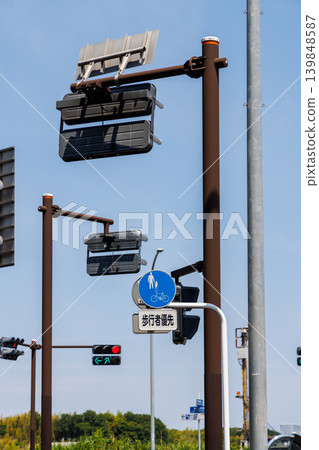 十字路口的交通號誌和標誌 十字路口的交通號誌和標誌 139848587
