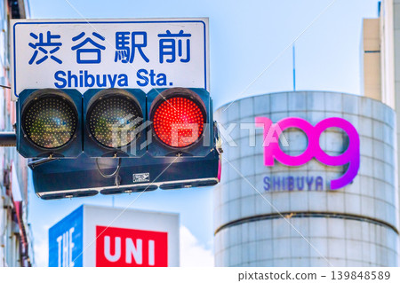 東京都市景觀的新視角。澀谷站和澀谷十字路口的交通號誌燈。 139848589