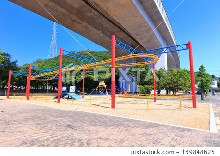 位於高架結構下的公園和遊樂場圖片。 位於高架結構下的公園和遊樂場圖片。 139848625