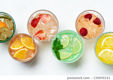 summer drinks ice fruit top view 139849181