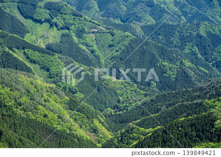 從四國喀斯特地形拍攝的,美麗的山脈被生機勃勃的新生綠色植物所環繞。 從四國喀斯特地形拍攝的,美麗的山脈被生機勃勃的新生綠色植物所環繞。 139849421