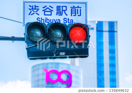 東京城市景觀的新視角,包括澀谷十字路口的交通號誌。 東京城市景觀的新視角,包括澀谷十字路口的交通號誌。 139849632