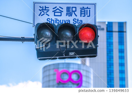 東京城市景觀的新視角,包括澀谷十字路口的交通號誌。 東京城市景觀的新視角,包括澀谷十字路口的交通號誌。 139849633