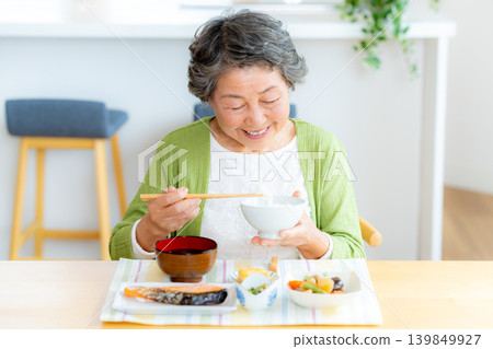 Senior woman to eat 139849927