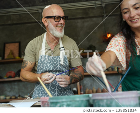 A happy couple makes ceramic plates in a workshop 139851834