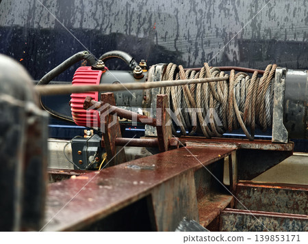 Rust covered winch with coiled rope under tension on the truck Rust covered winch with coiled rope under tension on the truck 139853171