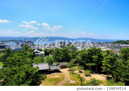 A magnificent castle in Izumo Province, known as Chidori Castle, a national treasure, offers a view of Lake Shinji. A magnificent castle in Izumo Province, known as Chidori Castle, a national treasure, offers a view of Lake Shinji. 139854514